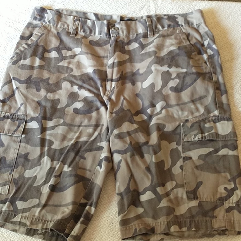 Men's camo shorts with cargo pockets